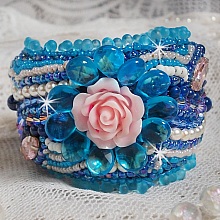 Bracelet Belle Epoque Haute Couture brod&eacute; avec des navettes en Cristal de Swarovski &agrave; laquelle s'ajoute des chatons, toupies, rose en r&eacute;sine, perles rondes nacr&eacute;es, briolettes et rocailles
